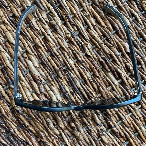 Chanel black sunglasses - Picture 5 of 7